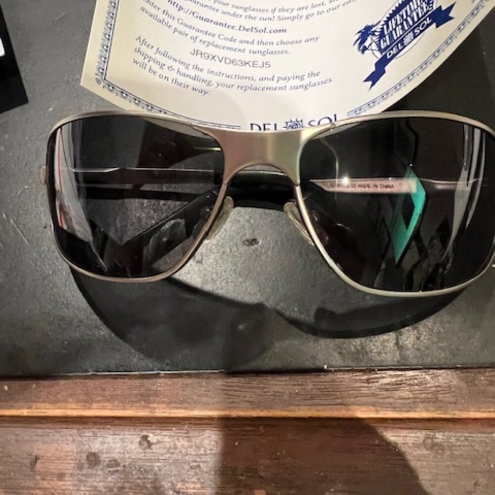 SOLIZE SUN GLASSES WITH CAN CASE AND FABRIC HOLDER. LIFETIME GUARANTEE. USA